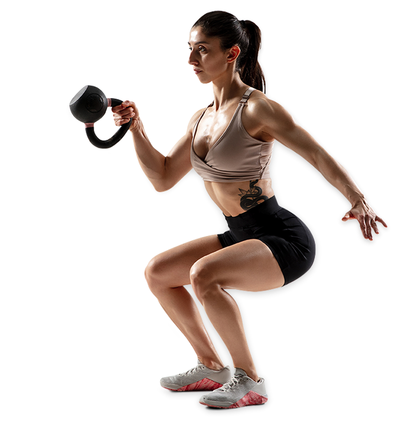 Atleta donna che svolge un allenamento body functional building, che svolge uno squat con kettelbell, scolpisce il corpo con poco sforzo